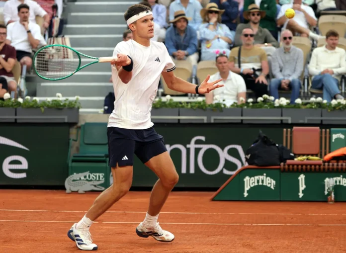Jakub Mensik celebra su victoria en Roland Garros.