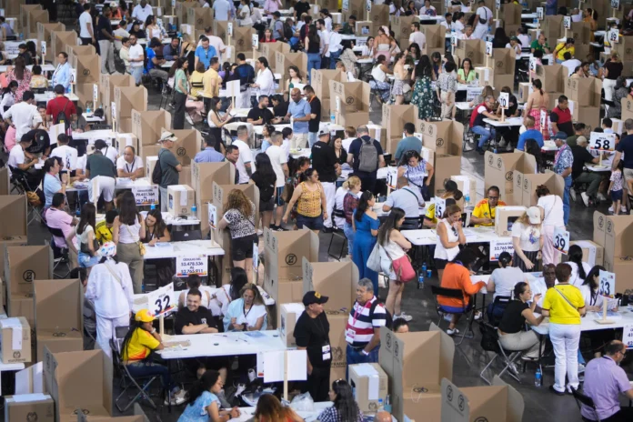 Colombianos votan en Madrid elecciones presidenciales