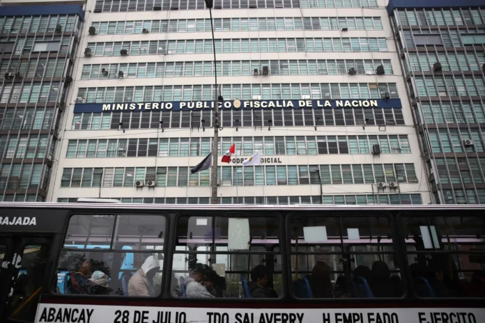 Fiscalía investiga a congresista por corrupción.