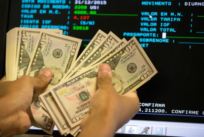 Estadounidenses preocupados por su situación financiera.
