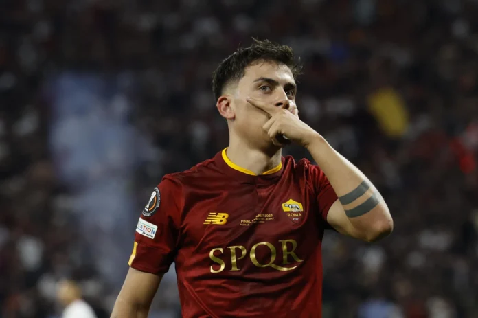 Dybala asistiendo en el partido del Roma