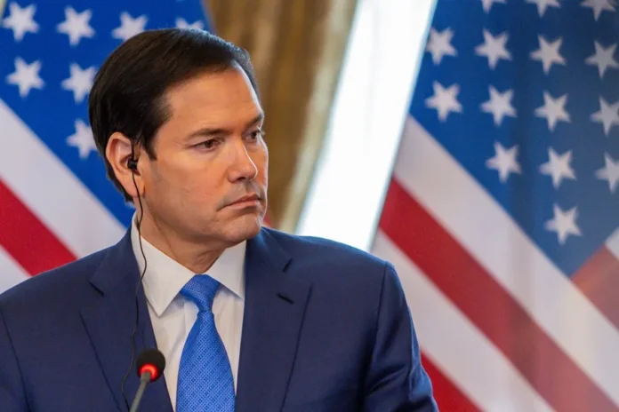 Marco Rubio llama a Raúl Castro fugitivo.