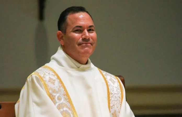 Cofundador de e.l.f. se convierte en sacerdote