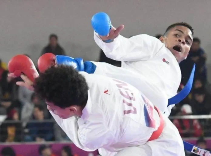 Anderson Soriano compitiendo en karate.
