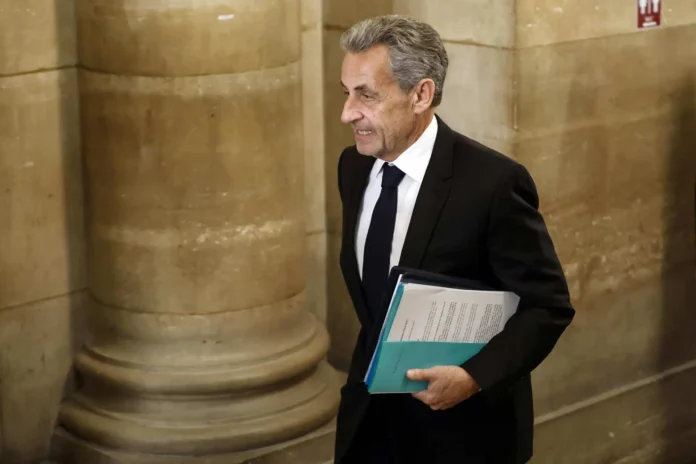 Sarkozy defiende su honor en juicio.