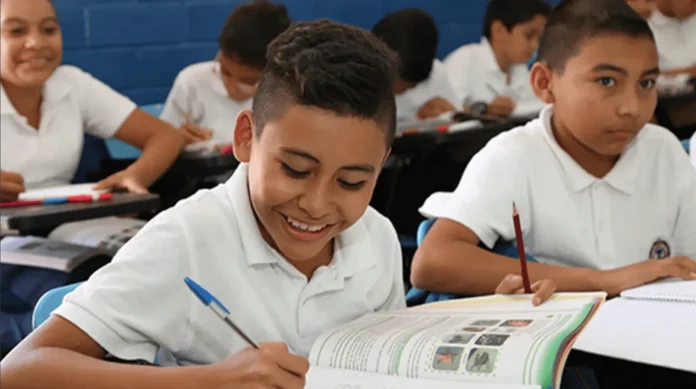 Decreto 309-26 mejora educación en Dominicana.