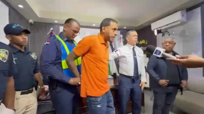 Wilson Gabriel Morel Peña se entrega a la policía.