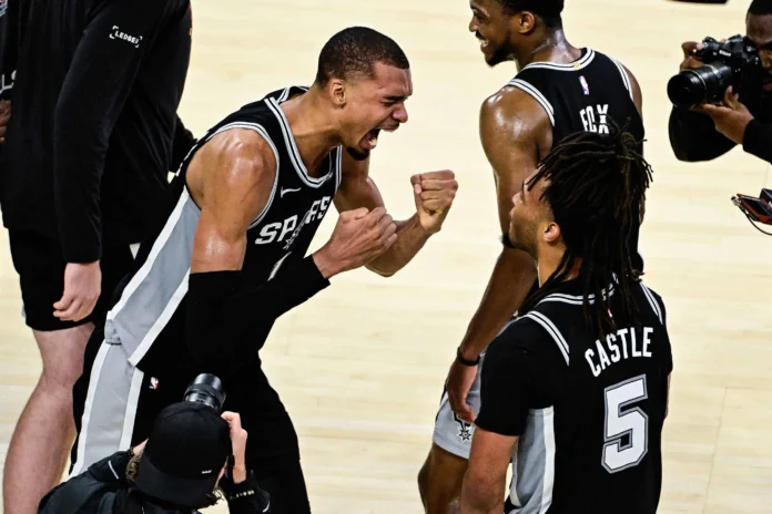 Spurs celebran su clasificación a las finales.