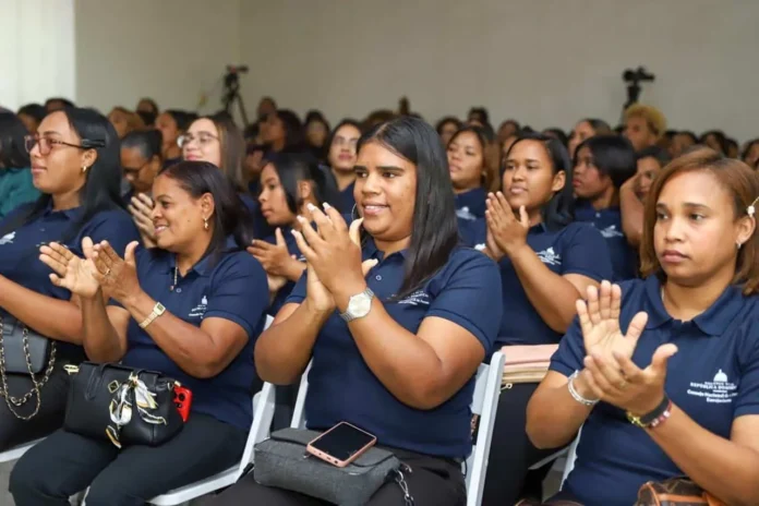 Cuidadores capacitados para atención en Azua
