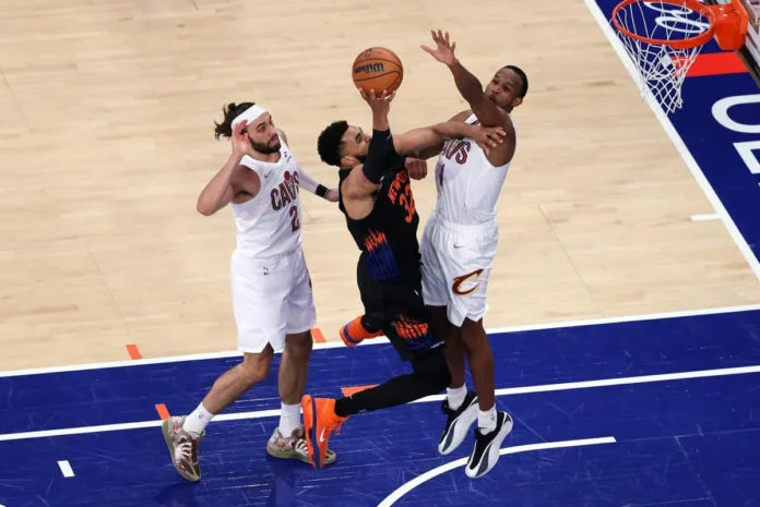 Karl-Anthony Towns celebra victoria en playoffs.