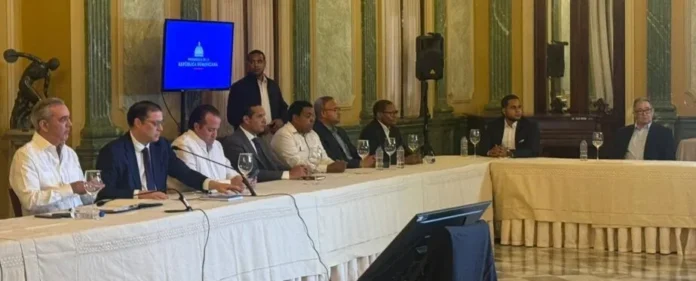 Gobierno y transportistas analizan alza combustibles.