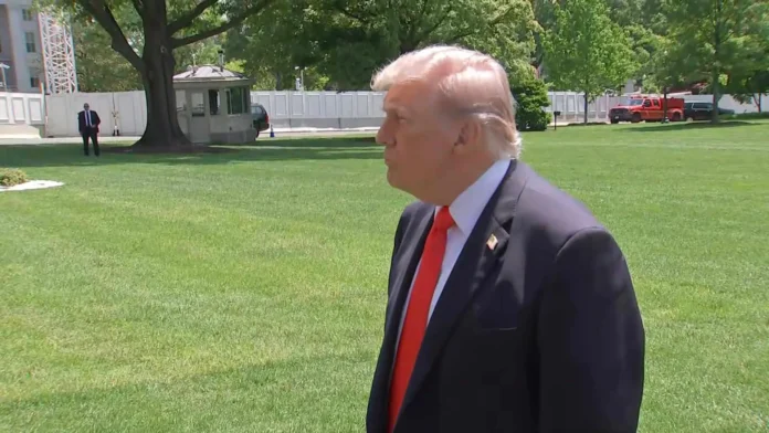 Trump enfrenta rechazo entre católicos y evangélicos.