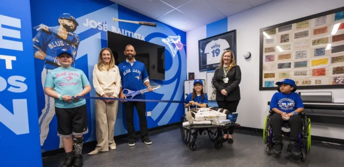 Bautista inaugura sala para adolescentes en hospital