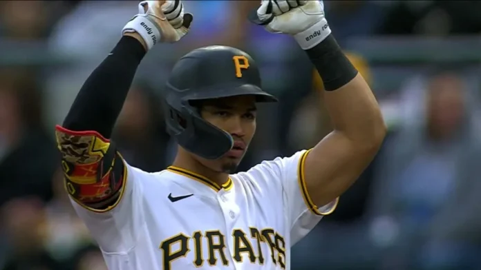 Endy Rodríguez celebra su victoria con los Piratas.