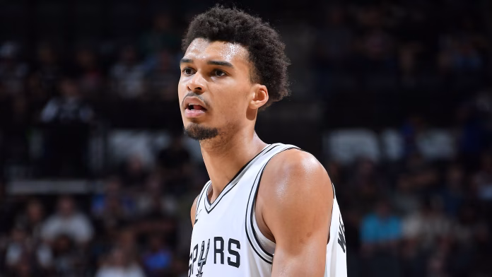 Wembanyama expulsado por codazo en playoffs.