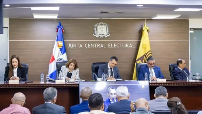 Voceros partidarios discuten reglamento de encuestas.