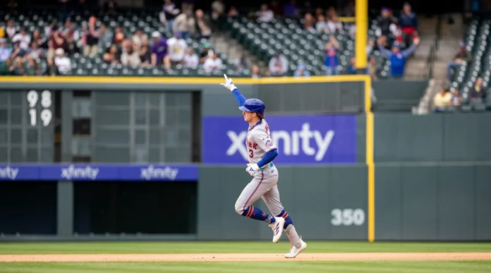 Carson Benge celebra jonrón con los Mets.