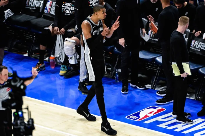 Wembanyama celebra su MVP en las finales.