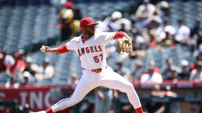 Walbert Ureña celebra su primera victoria MLB