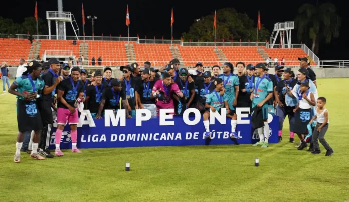 Salcedo FC celebra su primer campeonato dominicano.