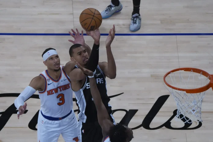 Spurs vencen a Knicks en emocionante final