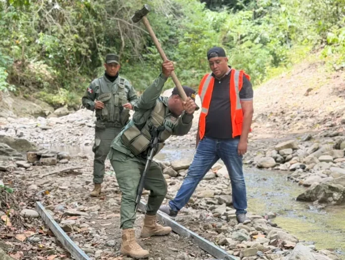 Desmantelamiento de represa ilegal en río.
