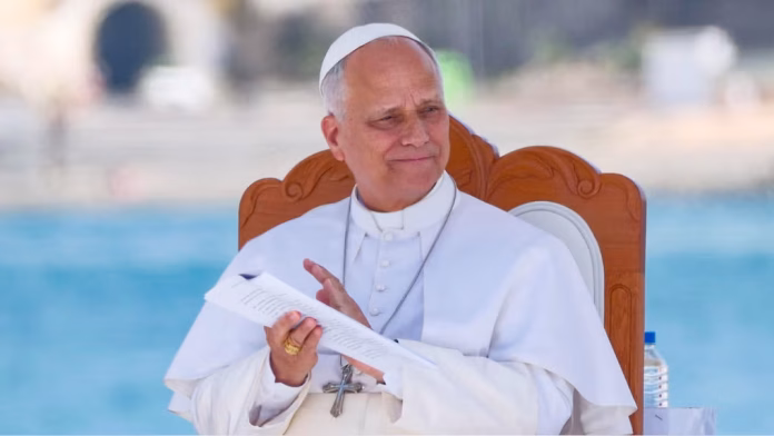 Papa León XIV advierte sobre adicción móvil.