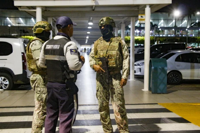 Sicarios jóvenes asesinan en aeropuerto ecuatoriano.