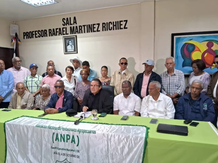 Agrónomos marchan al Palacio Nacional por respuestas.