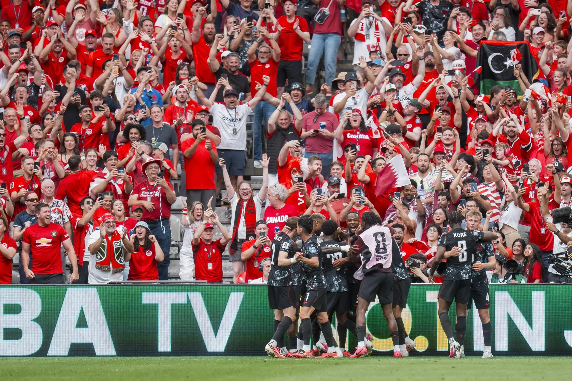 Canadá celebra su primera victoria mundialista.