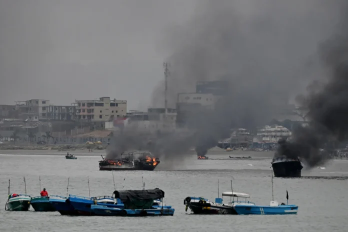 Incendio en puerto de Manta, Ecuador.