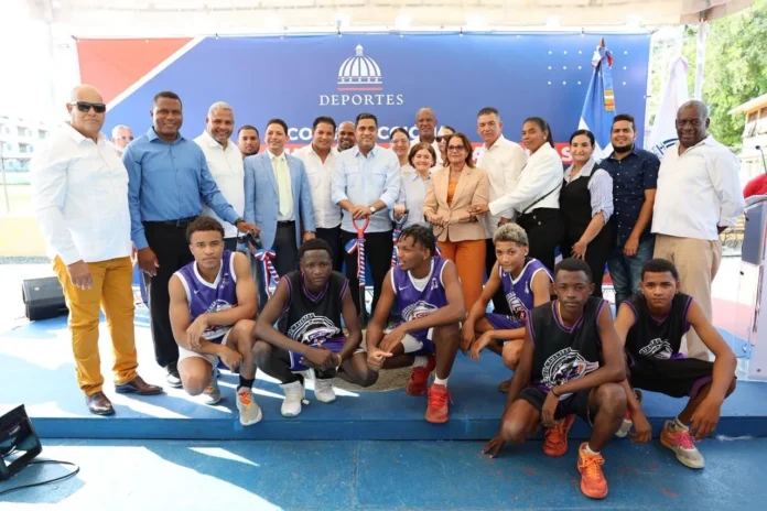 Ministro Kelvin Cruz en construcción de techado