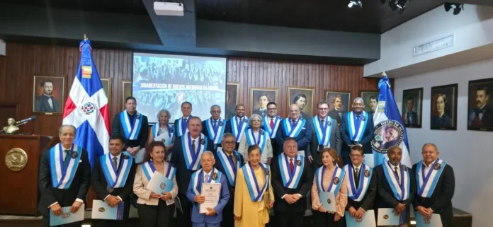 Juramentación de nuevos miembros del Instituto Duartiano