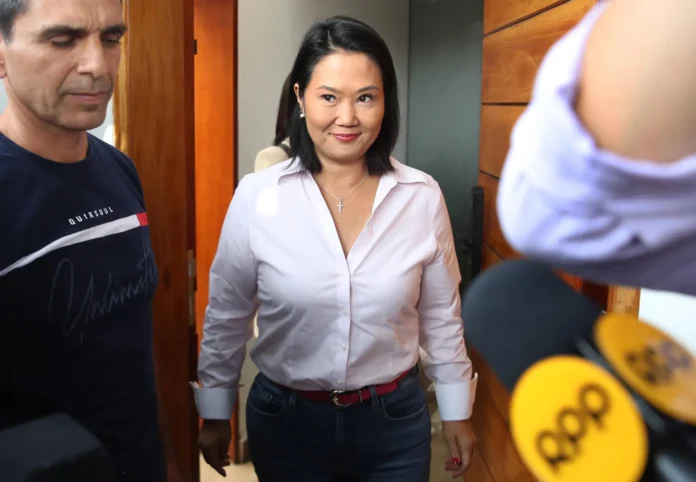 Keiko Fujimori y su hija en aeropuerto.