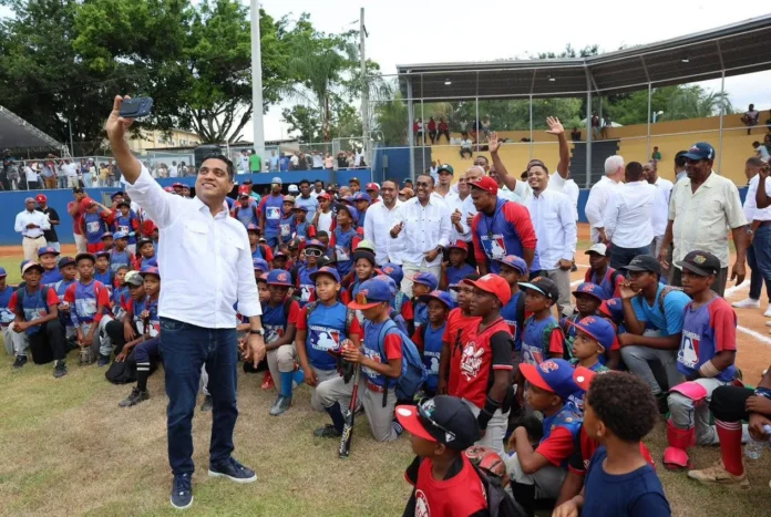 Inauguración del parque de béisbol en Yamasá
