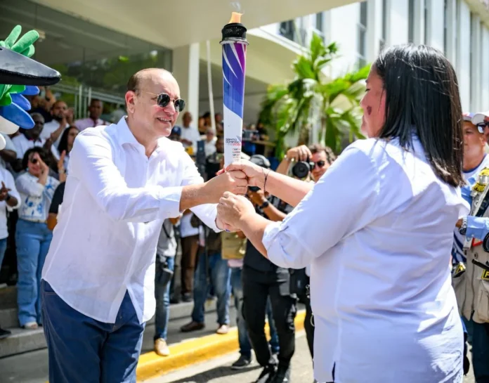 Santiago recibe la Antorcha de los Juegos.