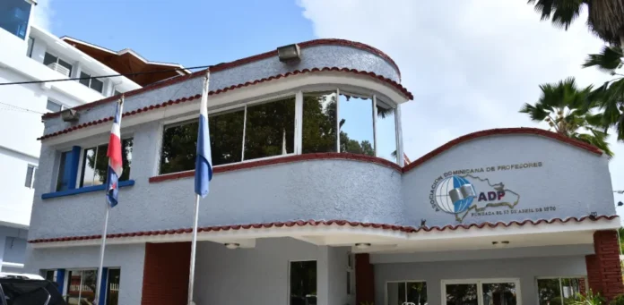 ADP rechaza descuento salarial a docentes.
