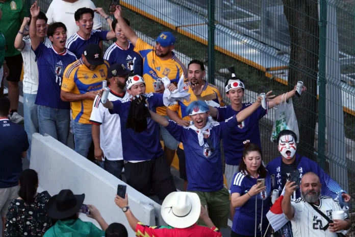 Fanáticos japoneses limpiando estadios tras partidos.