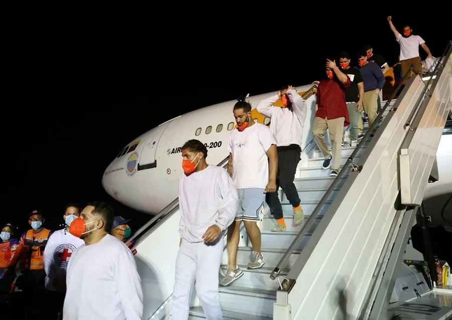 Venezolanos regresan a su país en vuelo.