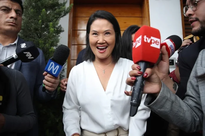 Keiko Fujimori lidera escrutinio presidencial en Perú.