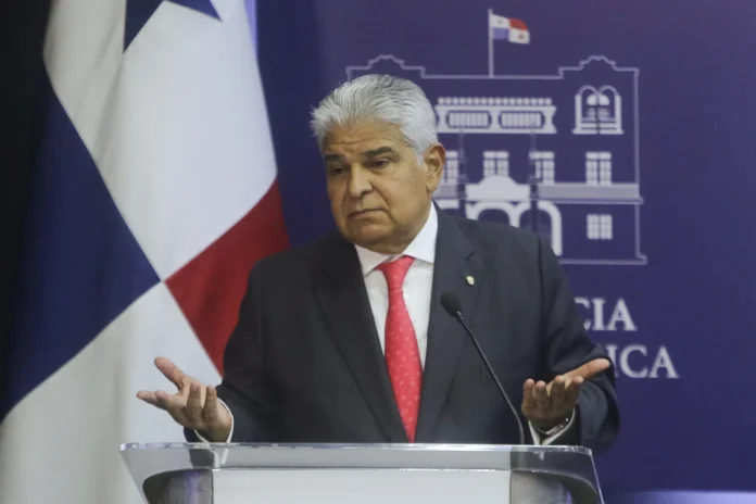 Mulino advierte sobre amenazas a democracias.