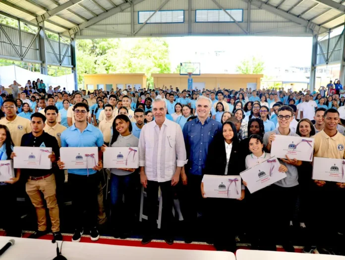 Abinader fomenta inglés y tecnología en estudiantes.