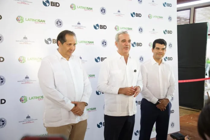 Abinader en conferencia sobre turismo sostenible.