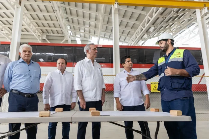 Abinader supervisa avances del Monorriel Santiago