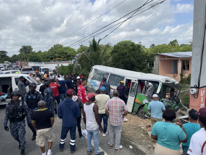 Autobús choca con banca de lotería en Hato Mayor