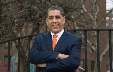Adriano Espaillat denuncia amenazas y llama a votar.
