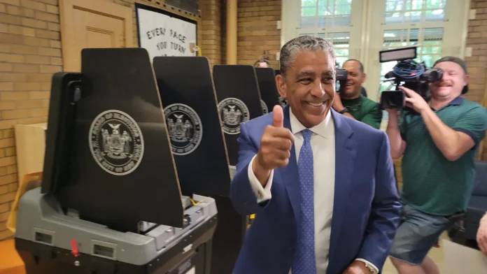 Adriano Espaillat vota por vivienda asequible