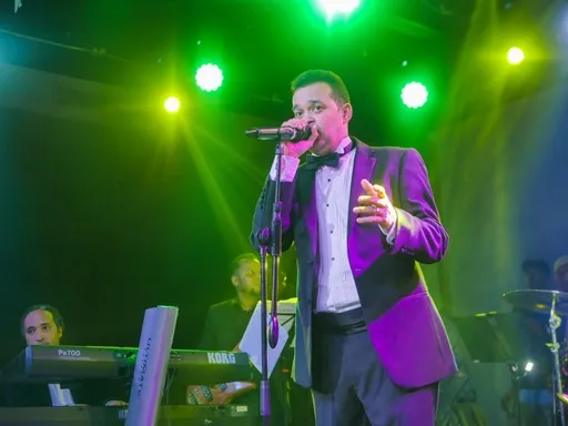 Álex Bueno, ícono de la música tropical.