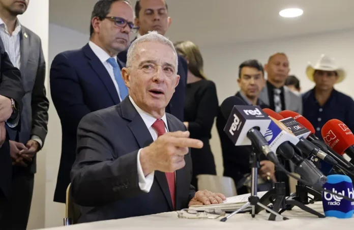 Álvaro Uribe indagado por masacres en Colombia