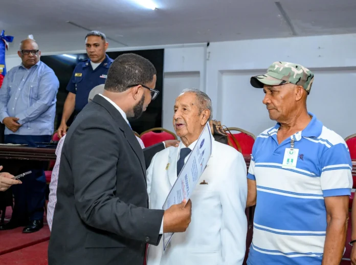 Andrés Ramos recibe premio por labor comunitaria.